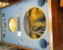作業途中のJBL 4343(スピーカーユニットを取り外した状態)