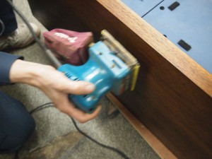 サンダーを使いサンディング処理を行う。傷を無くし表面を平滑にする工程