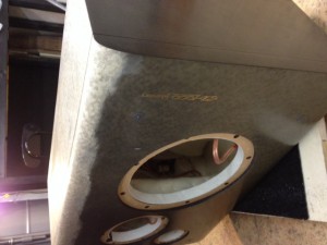 剥離後、表面を平滑にするためサンディングは必須。ツキ板の厚みによって、サンディング前にシーラー塗装する場合もある)