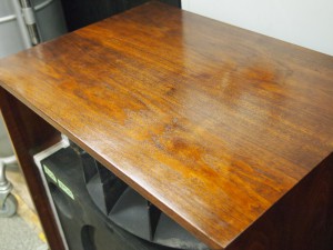 サンディング後、ワトコオイルを回数を重ねて塗りこんだALTEC 木の質感を生かした仕上がりです