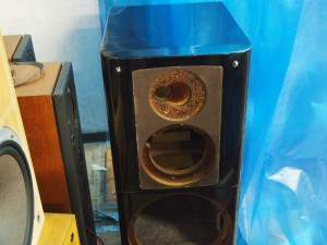 鏡面ピアノ塗装完成(後にスピーカーユニットが組込されて商品となる)