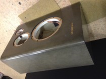 経年によりかなり色焼け/日焼けした状態。今回はバーズアイの木目を生かしたシースルー塗装を行うため、これから元の塗装を剥離する