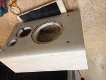 クリア及び着色を全て剥離した状態。これから新たな着色材入りのクリア塗装が行われる(乞うご期待)