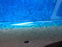 木目(バーズアイ)を生かしたシースルーブルーフィニッシュ。染料を適量混ぜたクリアを数回に分けてスプレーガンにて塗装中