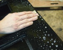 耐水ペーパーを使った水研作業(箇所によって指先での繊細な作業を要する)