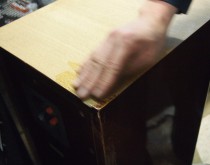 サンディングでの剥離作業(角の処理は特に神経を使う)