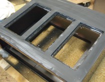 水研途中の状態のアンプケース(まだ光沢がない状態)