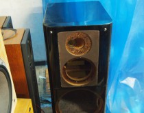 鏡面ピアノ塗装完成(後にスピーカーユニットが組込されて商品となる)